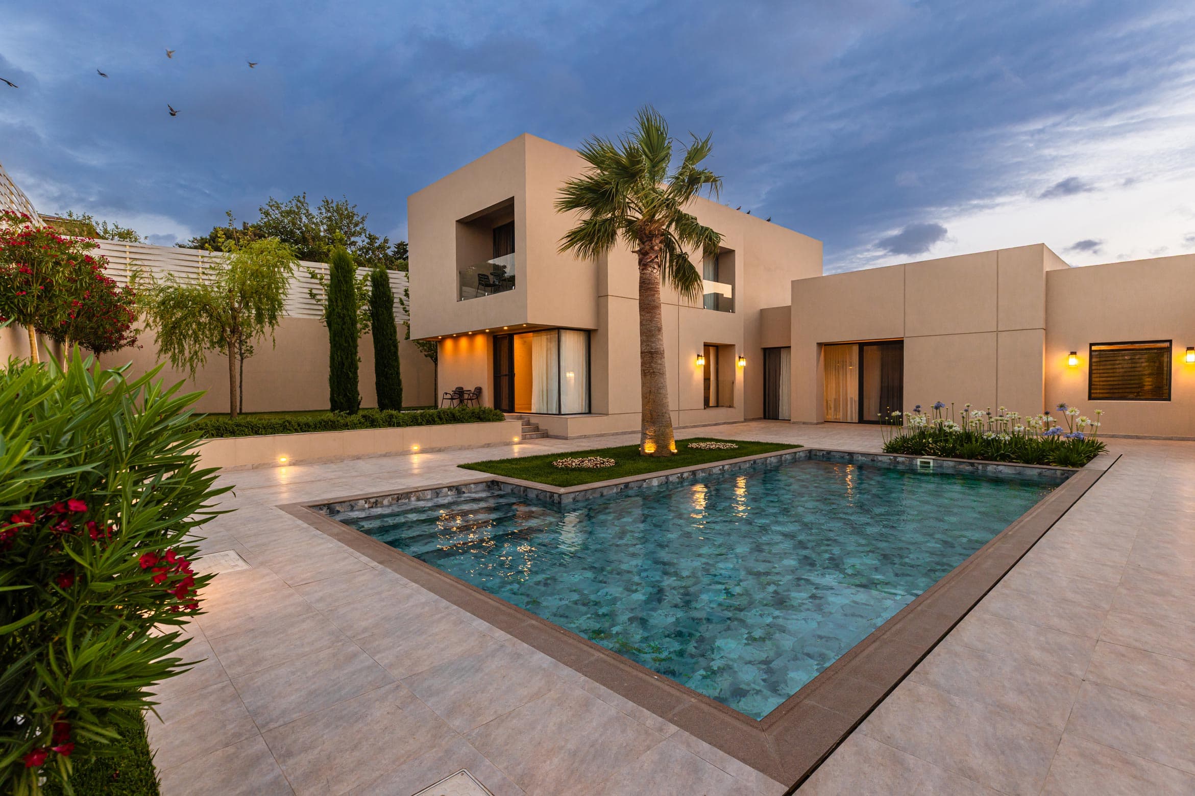 Lüks villa, şəxsi hovuz və bağ mənzərəsi ilə