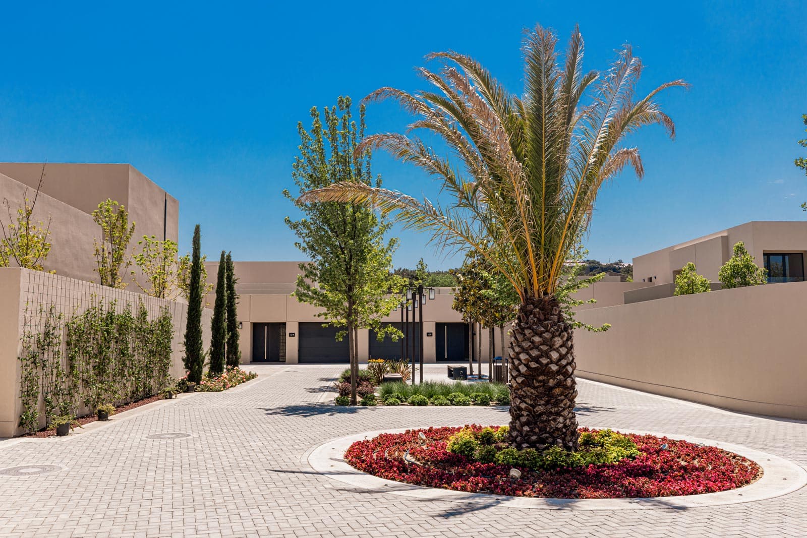 Lüks villa, şəxsi hovuz və bağ mənzərəsi ilə