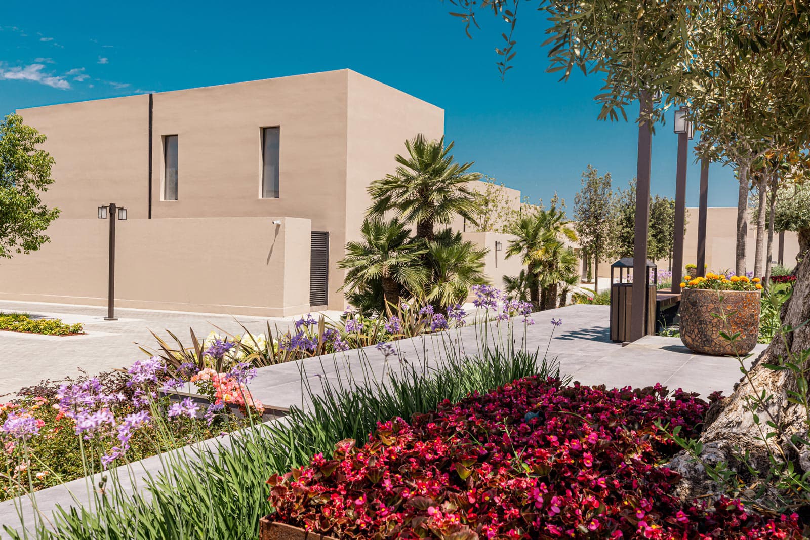 Lüks villa, şəxsi hovuz və bağ mənzərəsi ilə