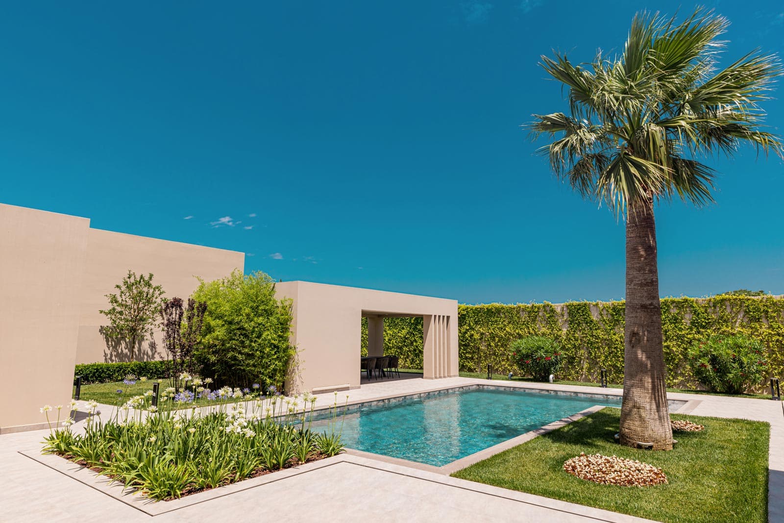 Lüks villa, şəxsi hovuz və bağ mənzərəsi ilə