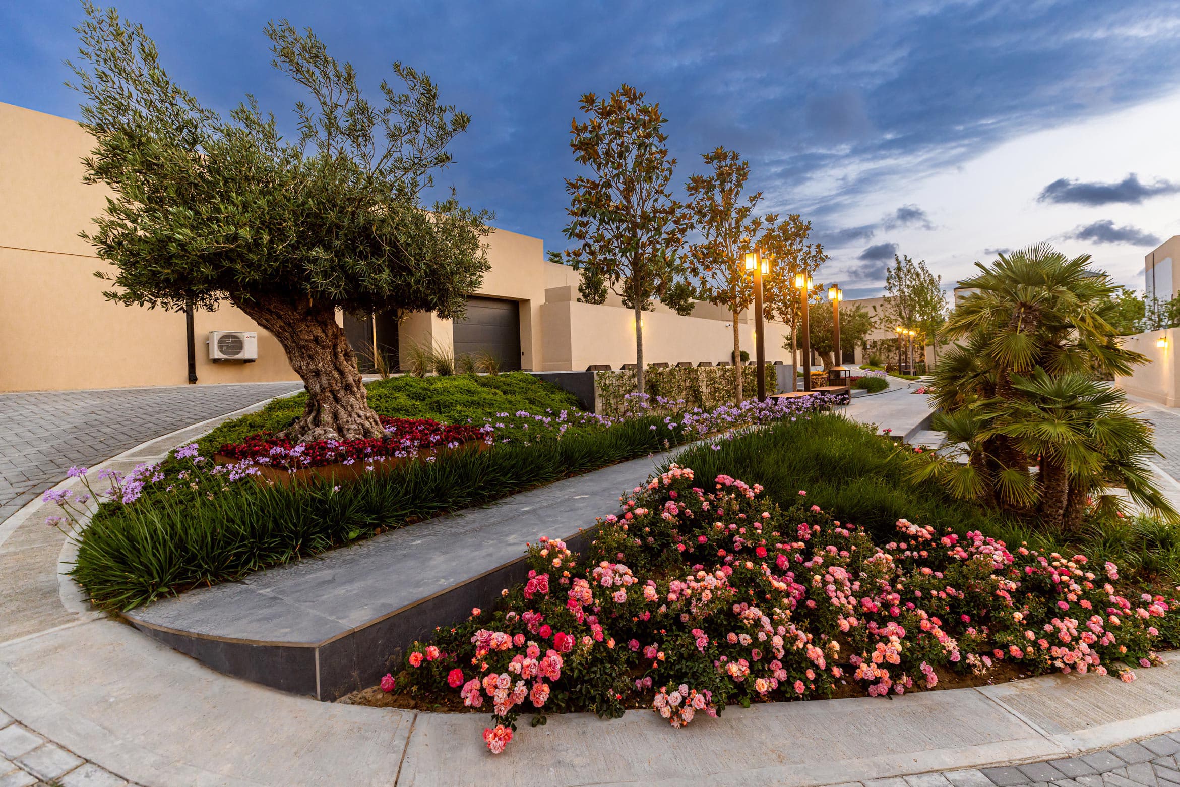 Lüks villa, şəxsi hovuz və bağ mənzərəsi ilə