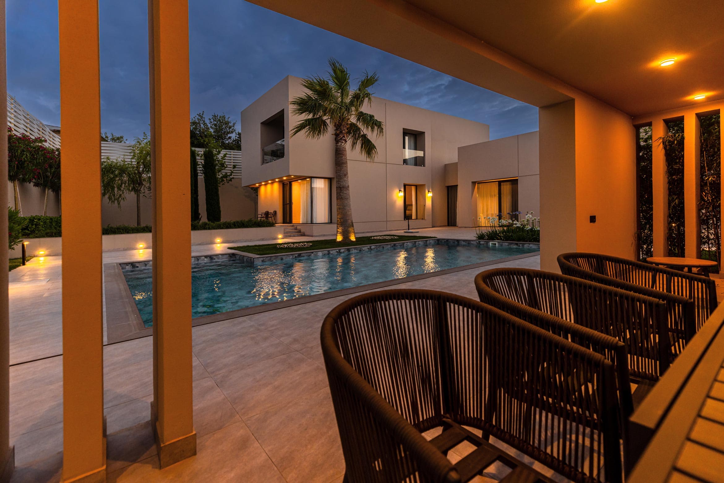 Lüks villa, şəxsi hovuz və bağ mənzərəsi ilə