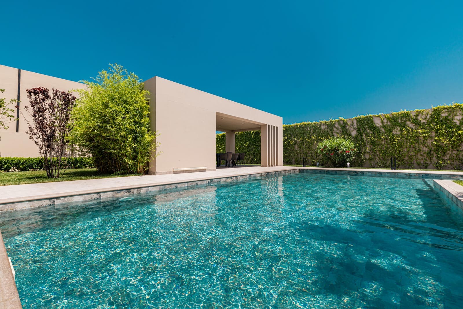 Lüks villa, şəxsi hovuz və bağ mənzərəsi ilə