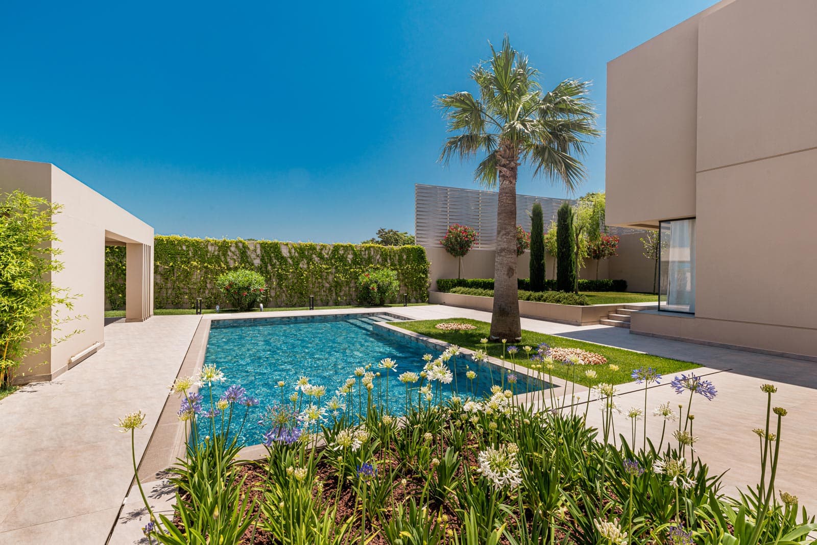 Lüks villa, şəxsi hovuz və bağ mənzərəsi ilə