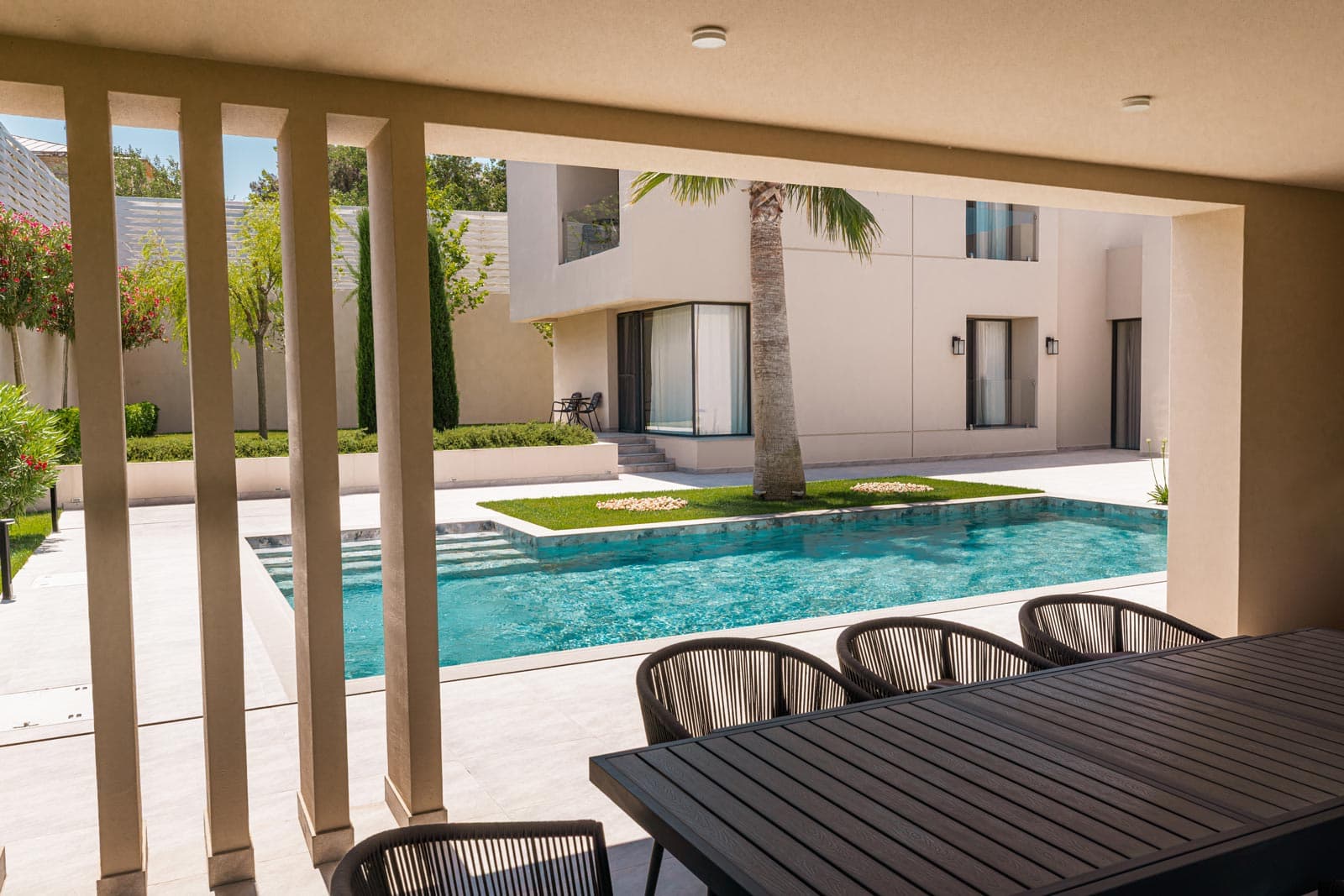 Lüks villa, şəxsi hovuz və bağ mənzərəsi ilə