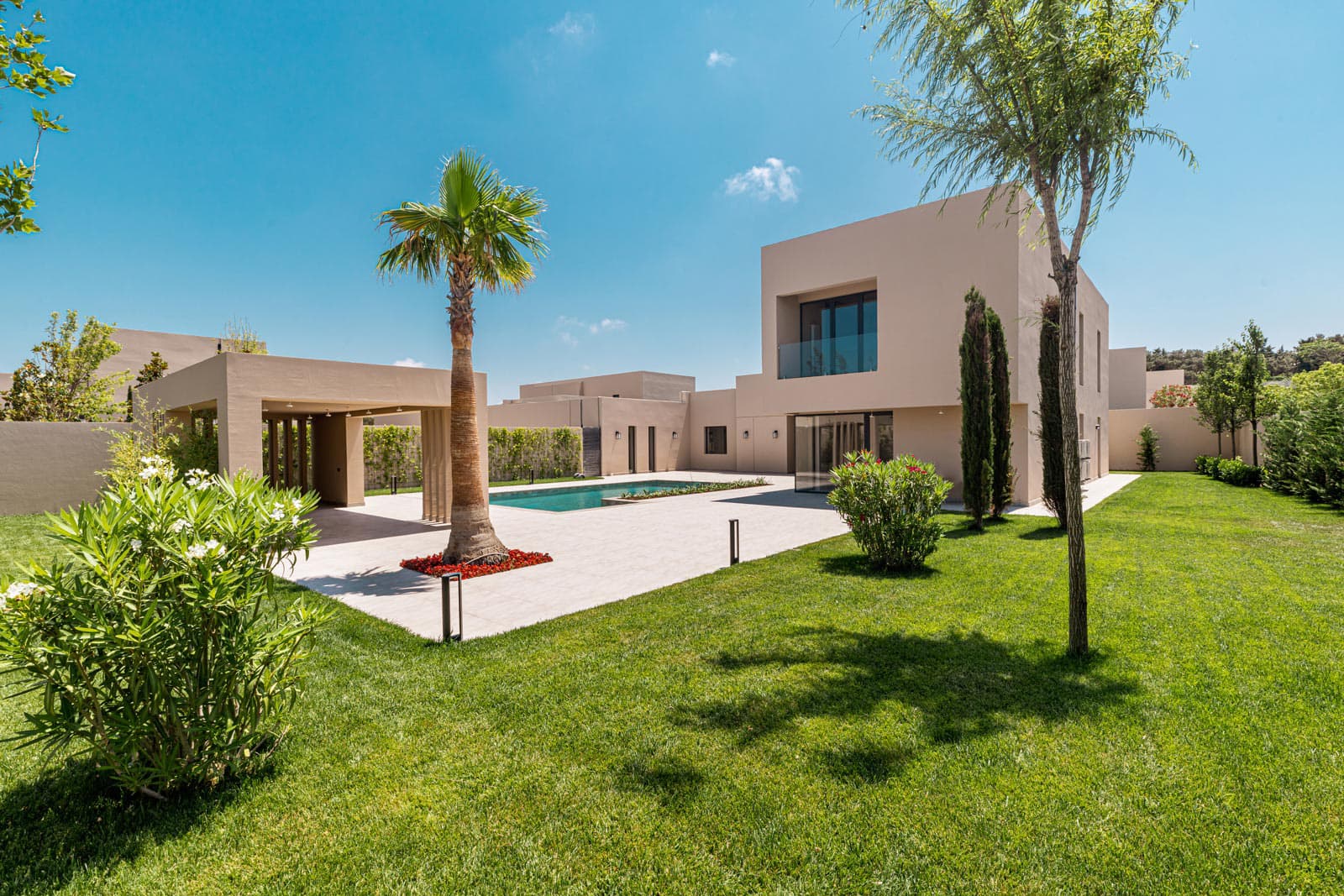 Lüks villa, şəxsi hovuz və bağ mənzərəsi ilə