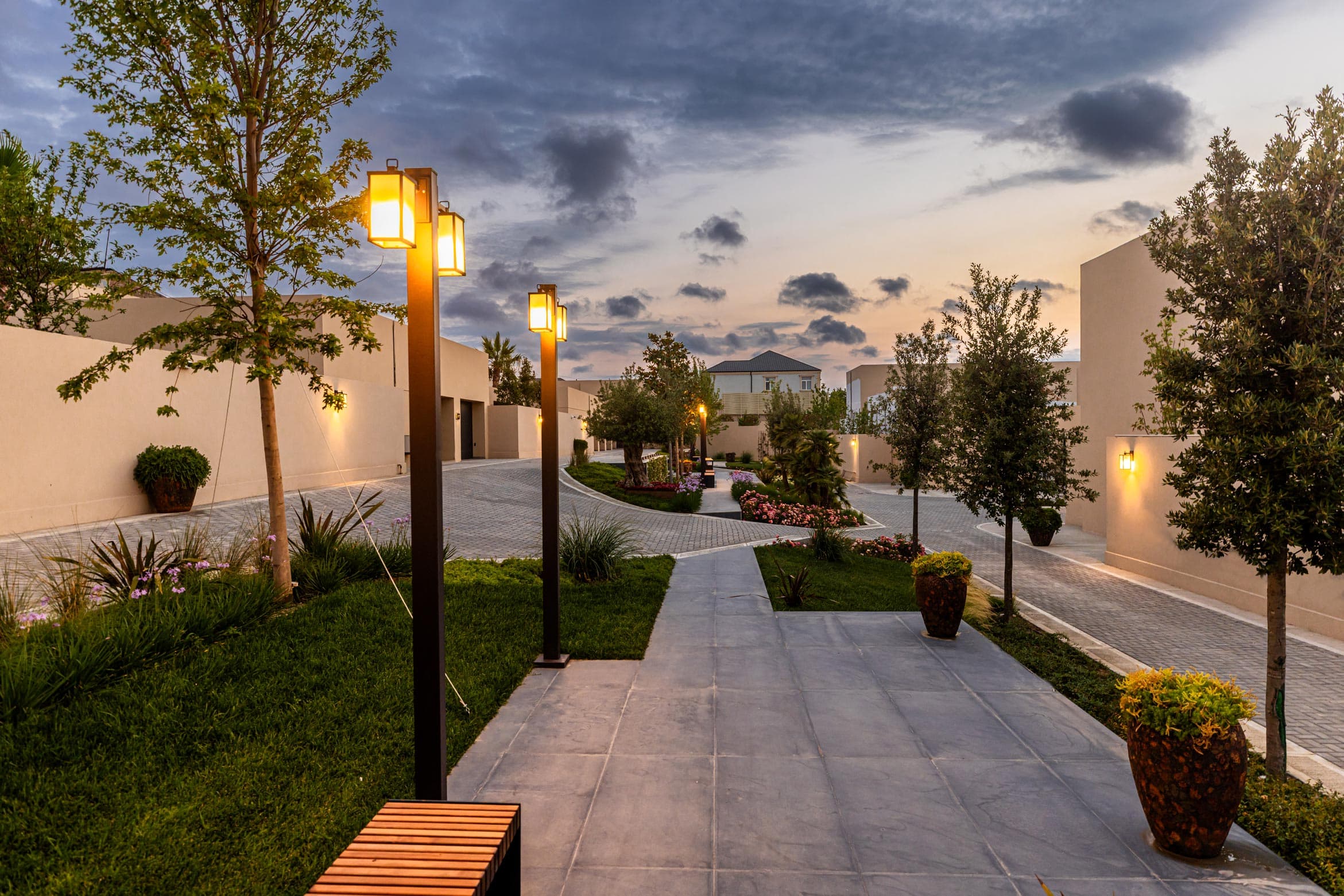 Lüks villa, şəxsi hovuz və bağ mənzərəsi ilə