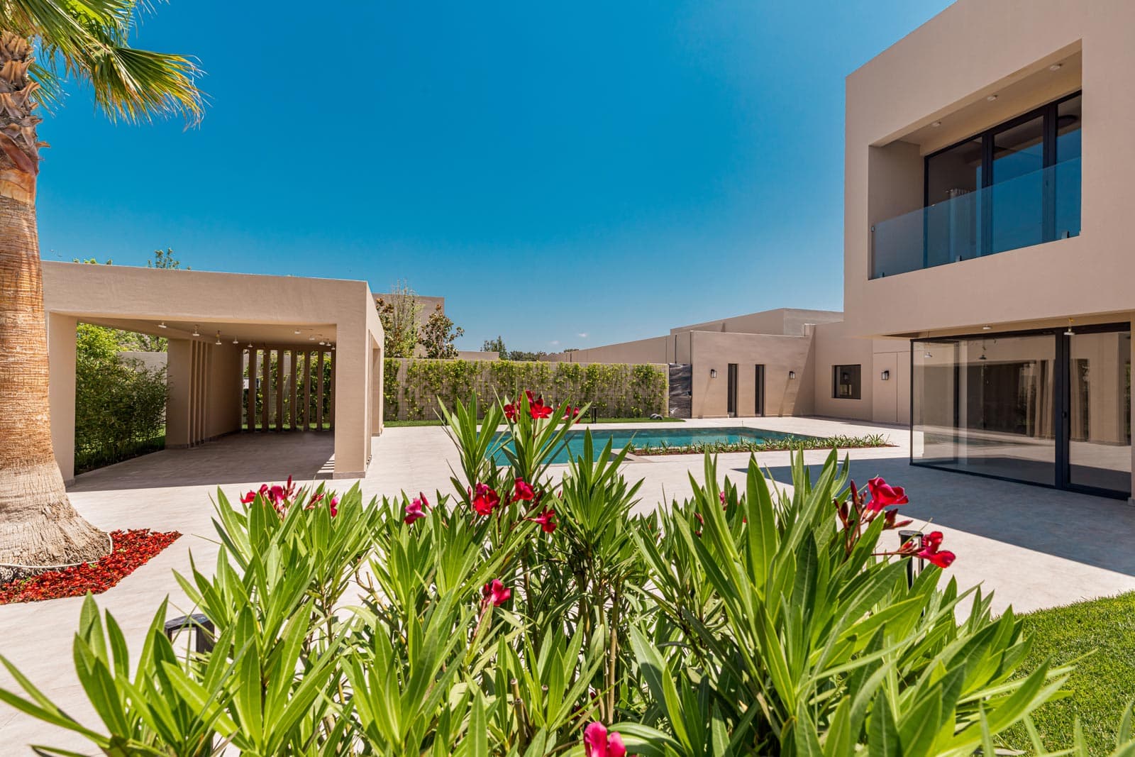 Lüks villa, şəxsi hovuz və bağ mənzərəsi ilə