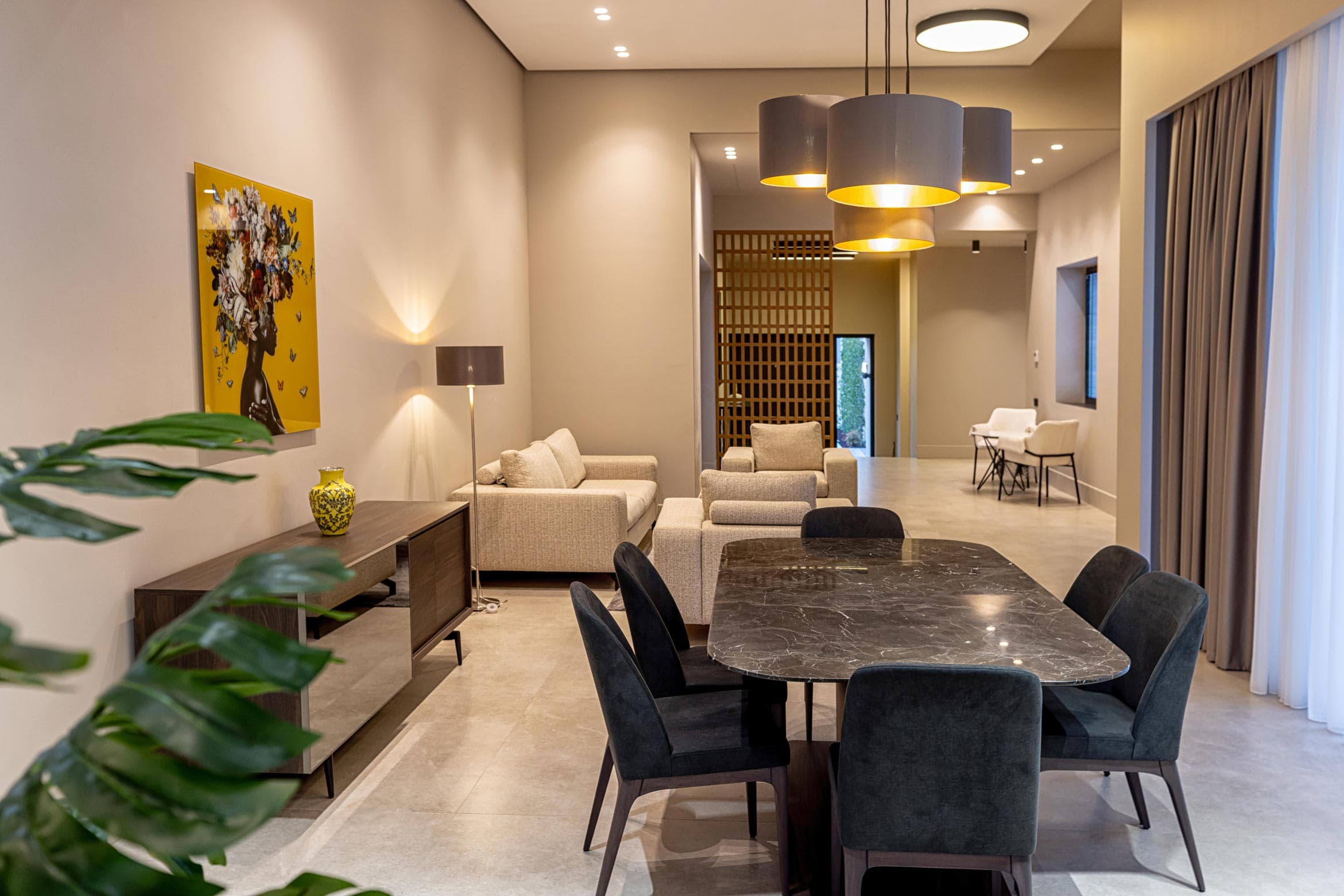 Geniş villa interyeri, müasir lüks mebel və zərif dizayn