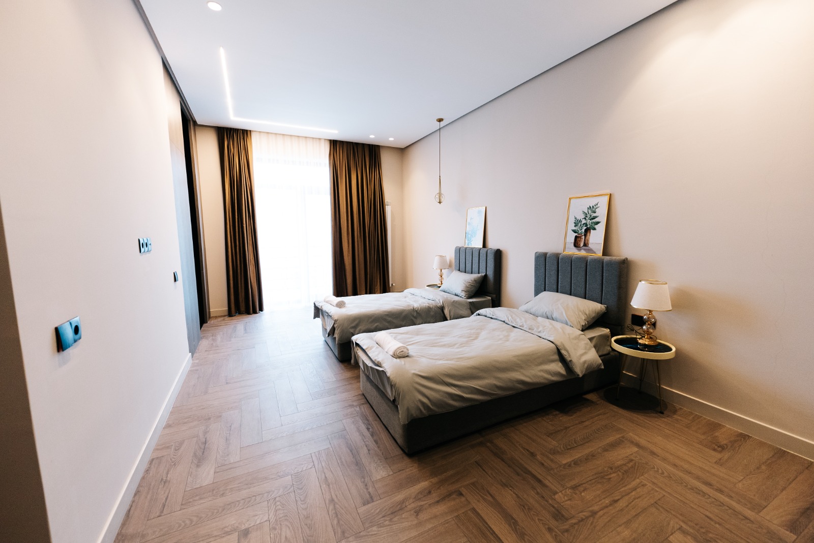 Geniş villa interyeri, müasir lüks mebel və zərif dizayn