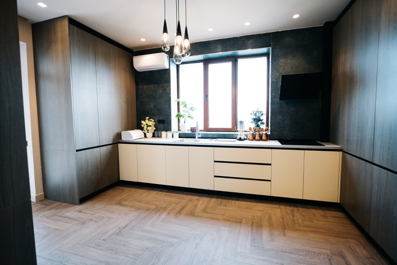 Geniş villa interyeri, müasir lüks mebel və zərif dizayn