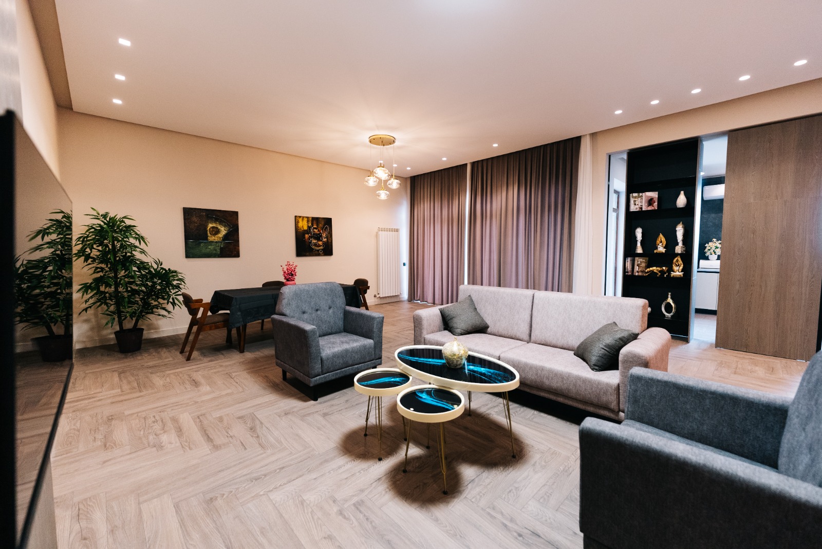 Geniş villa interyeri, müasir lüks mebel və zərif dizayn